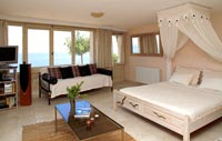 Chambre de campagne moderne avec baldaquin sur lit et vue sur la mer