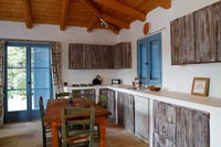 Cuisine-salle à manger champêtre avec armoires en bois rustiques