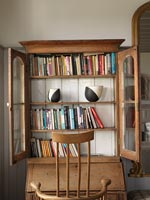 Meuble en bois avec étagères à livres sur les bureaux