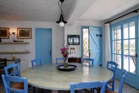 Chaises peintes en bleu autour de la salle à manger en bois circulaire