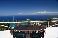 Table à manger extérieure sur terrasse avec vue sur la côte