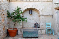 Jardin de la cour avec mobilier et casque de plongée ancien comme ornement