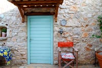 Extérieur de la porte en bois peint en bleu