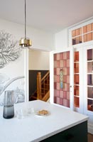Mur carrelé rose et peinture murale dans la cuisine moderne