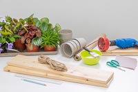Outils et matériaux pour fabriquer une étagère à plantes suspendue à l'intérieur