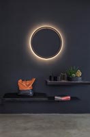 Lumière circulaire éclairée dans le couloir peint en noir