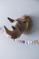 Tête de trophée peluche d'un rhinocéros sur le mur