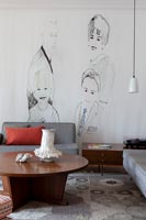 Salon moderne avec portrait de famille mural peint sur mur