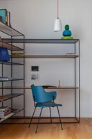 Bureau à domicile moderne en coin avec étagères intégrées et unité de bureau