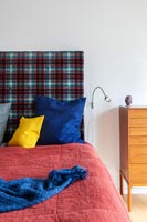Tête de lit rembourrée à motifs dans la chambre moderne