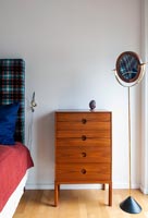 Commode en bois dans une chambre moderne avec miroir sur pied long