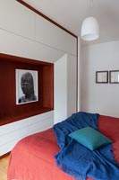 Chambre moderne avec des œuvres d'art sur le mur de placards