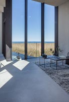 Salon contemporain avec vue sur la côte