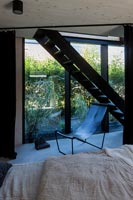 Chambre avec vue sur escalier contemporain et grandes fenêtres