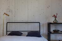 Chambre moderne avec murs en bois