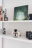 Collection d'appareils photo vintage sur des étagères