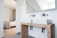 Lavabos doubles dans la salle de bains moderne
