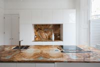 Plan de travail en marbre décoratif et crédence dans la cuisine moderne
