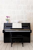 Piano avec mur de partitions