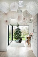 Affichage des lanternes en papier blanc suspendues au plafond à Noël