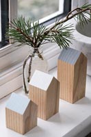 Décorations en bois et branches de sapin coupées sur le rebord de la fenêtre à Noël
