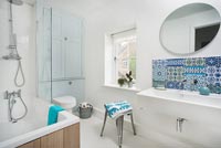 Crépine carrelée à motifs dans une salle de bains moderne blanche