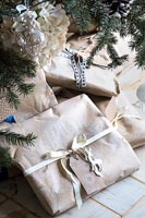 Détail de cadeaux de Noël emballés sous l'arbre