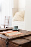 Tasse à thé sur table basse boîte en bois
