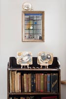 Bibliothèque en bois vintage avec céramique peinte moderne sur étagère