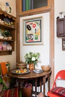 Table à abattant dans une petite cuisine-salle à manger éclectique