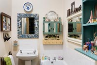 Petite salle de bain avec des miroirs sur chaque mur