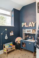 Cuisine de jeu dans la chambre d'enfants peinte en bleu foncé