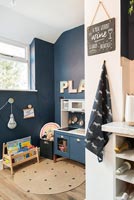 Cuisine de jeu dans la chambre d'enfants peinte en bleu foncé