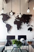 Sculpture en relief de la carte du monde sur le mur de la salle à manger