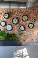 Affichage des horloges sur le mur de briques apparentes