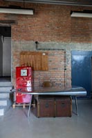 Bureau et chaise en métal vintage dans l'étude industrielle moderne