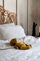 Détail de vieux ours en peluche sur le lit