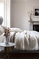 Literie en lin de coton sur le lit dans une chambre de style campagnard moderne