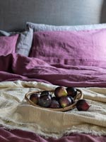 Bol de figues fraîches sur lit - détail