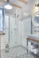 Cabine de douche dans la salle de bains moderne