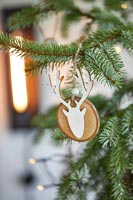 Détail de la décoration de Noël en bois sur l'arbre