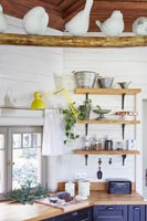 Oiseaux en céramique blanche sur perche en bois dans la cuisine de campagne moderne