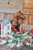 Cheval à bascule et décorations pour Noël
