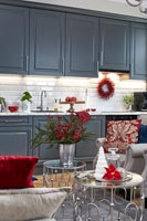 Espace de vie ouvert avec cuisine grise et accessoires rouges à Noël