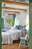 Chambre champêtre avec accessoires bleus et verts