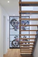 Escalier ouvert contemporain avec vue sur un rangement intelligent pour vélos
