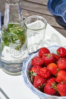 Bol de fraises sur table de jardin