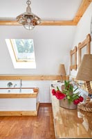 Salle de bain rustique moderne en bois et blanc