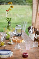 Assiettes et verrerie sur table à manger en bois