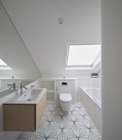 Salle de bain moderne avec sol à motifs